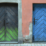 Czarujący urok drzwi fornirowanych - jak wybrać idealne dla Twojego domu?
