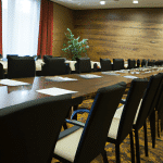 Nowe trendy w aranżacji sal konferencyjnych - stoły konferencyjne jako kluczowy element wyposażenia