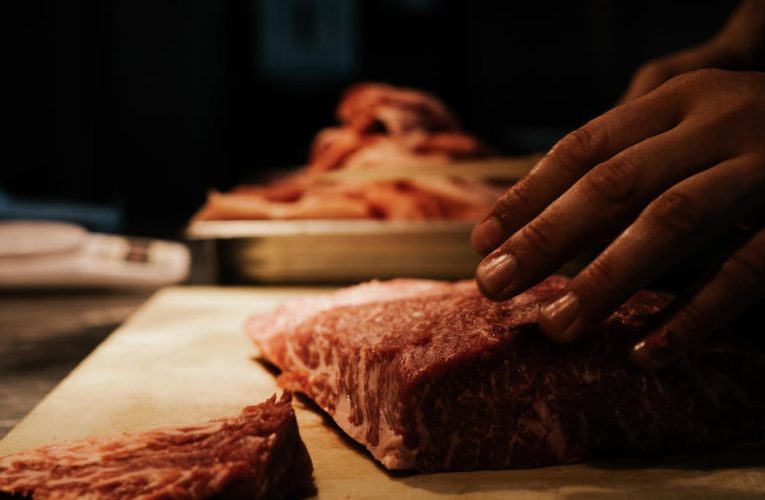 Sprytna sztuczka: Jak gotować mrożone mięso bez stresu i straty czasu