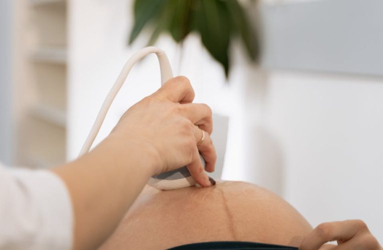 Ciąża a ból brzucha: Czy można odczuwać podobne dolegliwości jak przy okresie na początku ciąży?