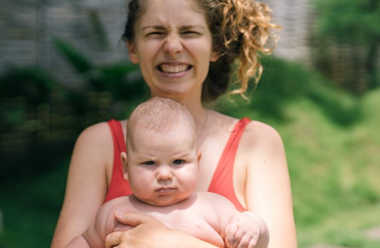 Dolne jedynki u niemowlaka – jakie są objawy ząbkowania i jak wyglądają dziąsła? [Zdjęcia]