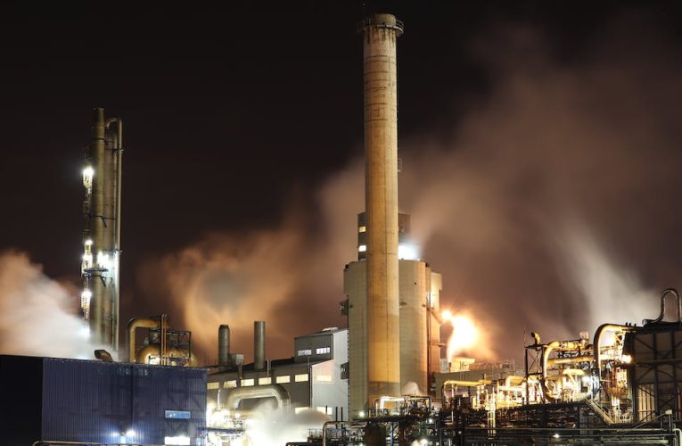 Przemysł rafineryjny: kluczowe informacje i rola w dzisiejszych czasach