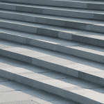 Jak znaleźć najlepszych producentów schodów marmurowych w Warszawie?