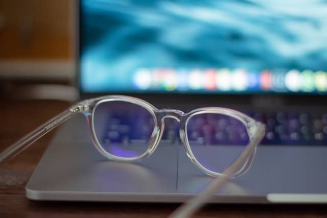 Nie tylko dla geeków: Jak okulary z filtrem światła niebieskiego zmieniają nasz cyfrowy świat?